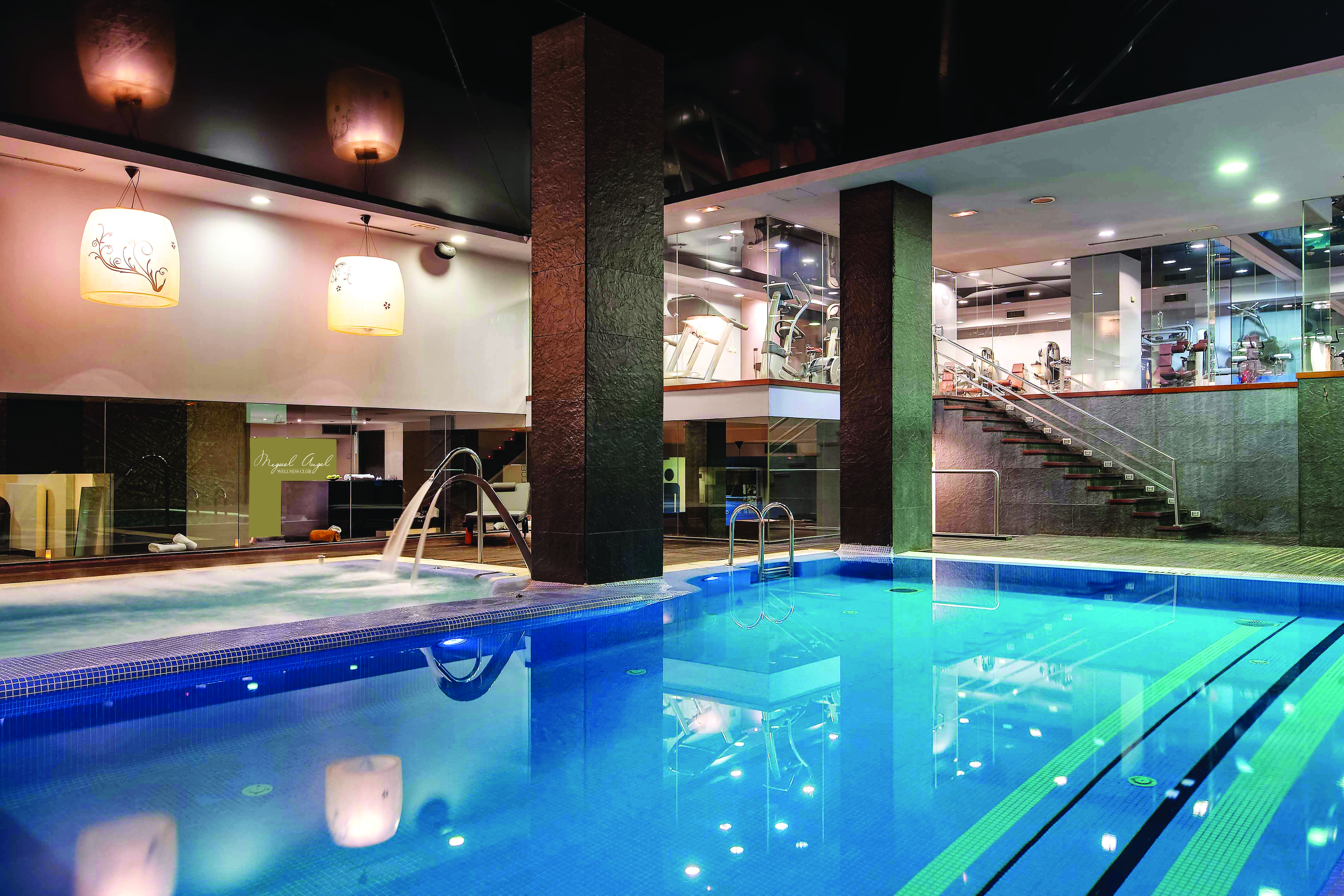 Hotel Miguel Angel マドリード エクステリア 写真 The swimming pool at the hotel
