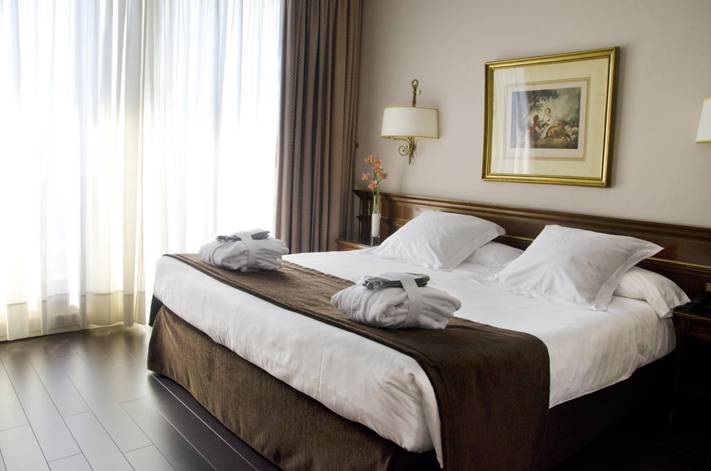 Hotel Miguel Angel マドリード エクステリア 写真 A bedroom in a hotel