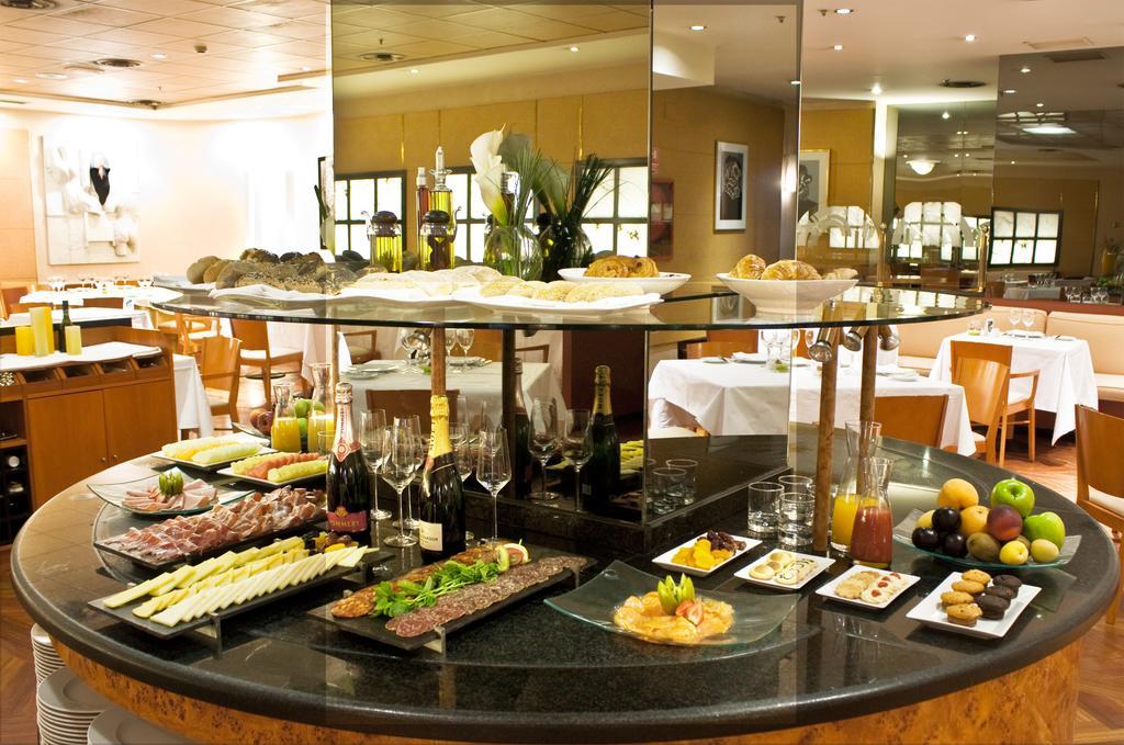 Hotel Miguel Angel マドリード エクステリア 写真 A buffet at a hotel