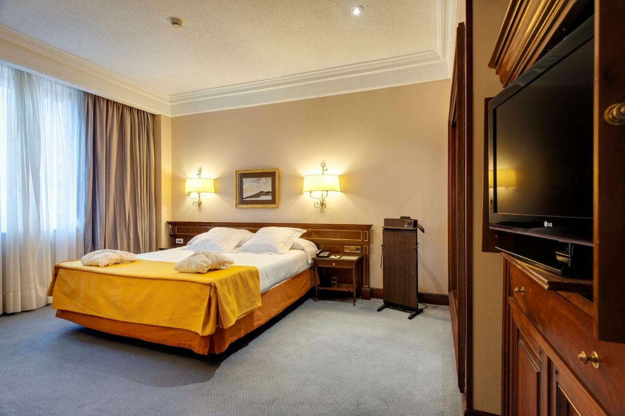 Hotel Miguel Angel マドリード エクステリア 写真 A room at the hotel
