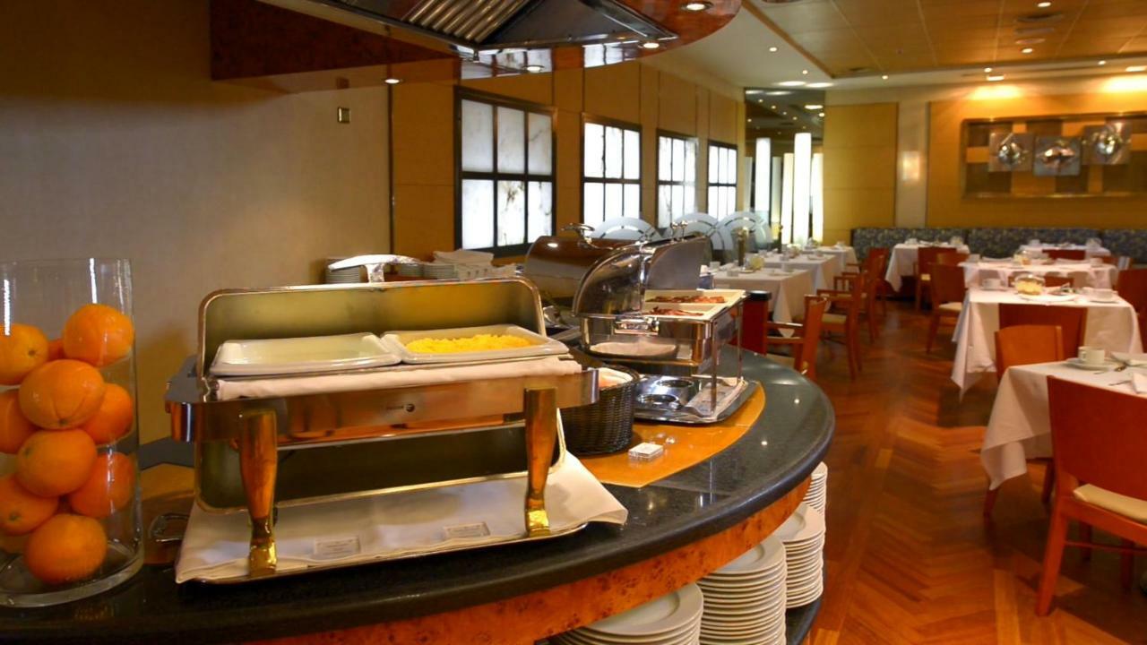 Hotel Miguel Angel マドリード エクステリア 写真 A buffet at a restaurant