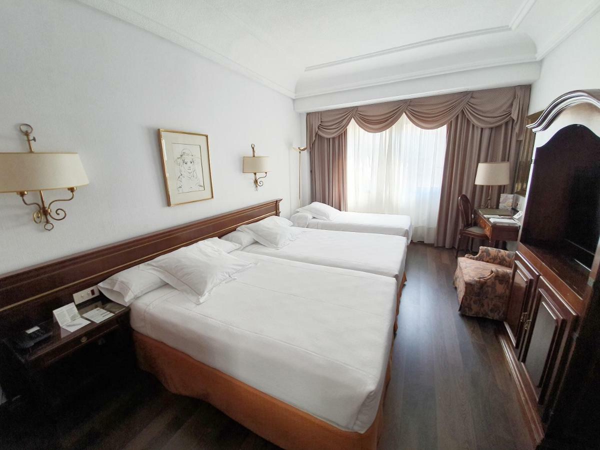 Hotel Miguel Angel マドリード エクステリア 写真 A room at the hotel