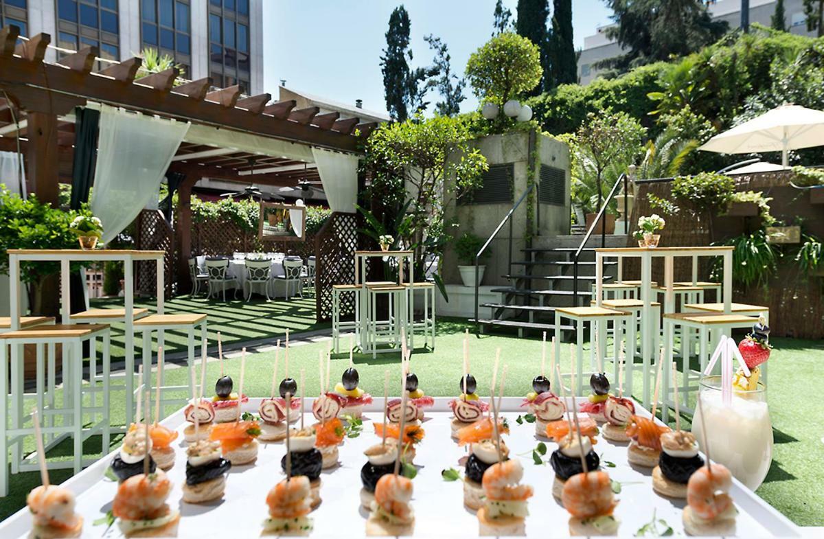 Hotel Miguel Angel マドリード エクステリア 写真 The garden at the hotel