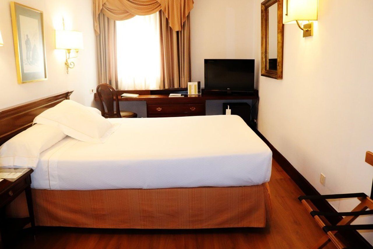 Hotel Miguel Angel マドリード エクステリア 写真 A room at the hotel